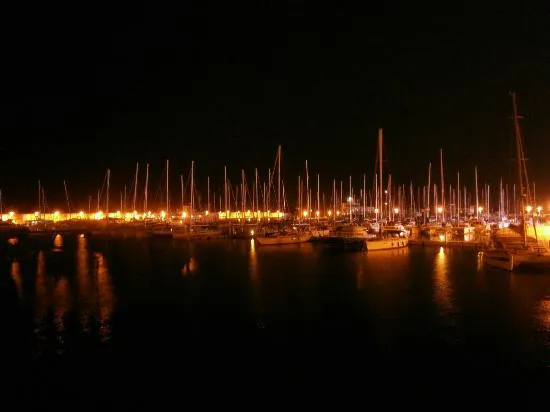 marina jachtowa Yasmine Hammamet nocą