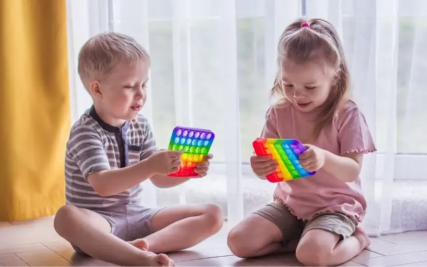 dziecko z problemami sensorycznymi w różnym wieku, rozwój sensoryczny dziecka