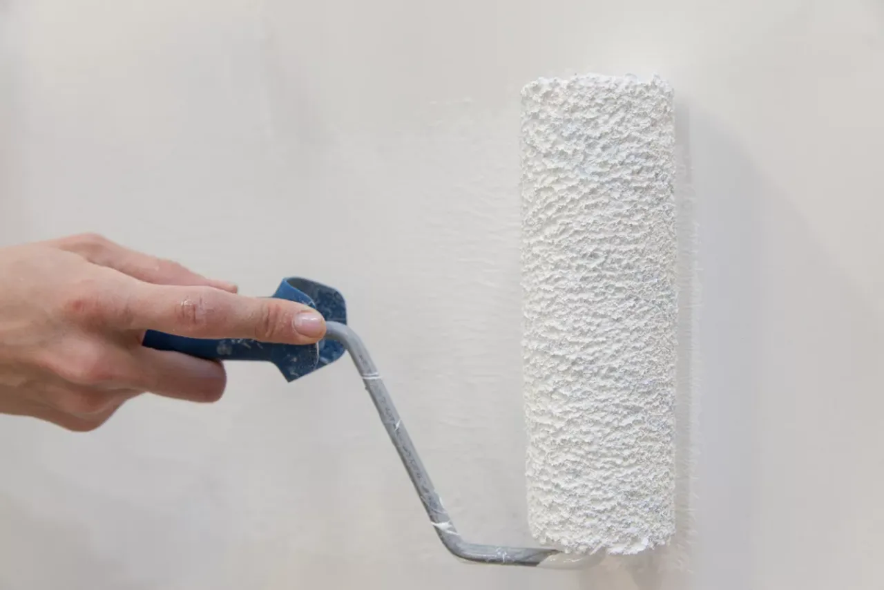 Przygotowanie ściany pod beton dekoracyjny gruntowanie