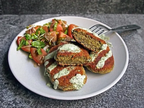 kolorowe wegetariańskie danie z soczewicą i ziołami