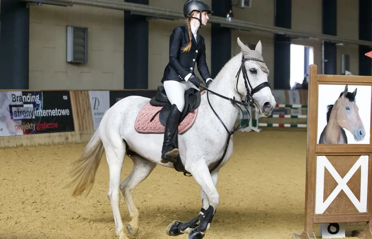młodzi jeźdźcy na zawodach konnych Lublin