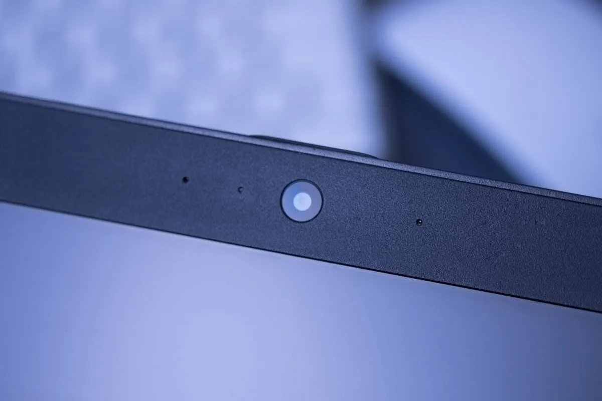 laptop z zasłoniętą kamerą lub klawisz Fn z ikoną kamery