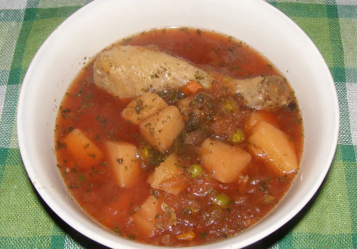 Szybkowar z parującą zupą