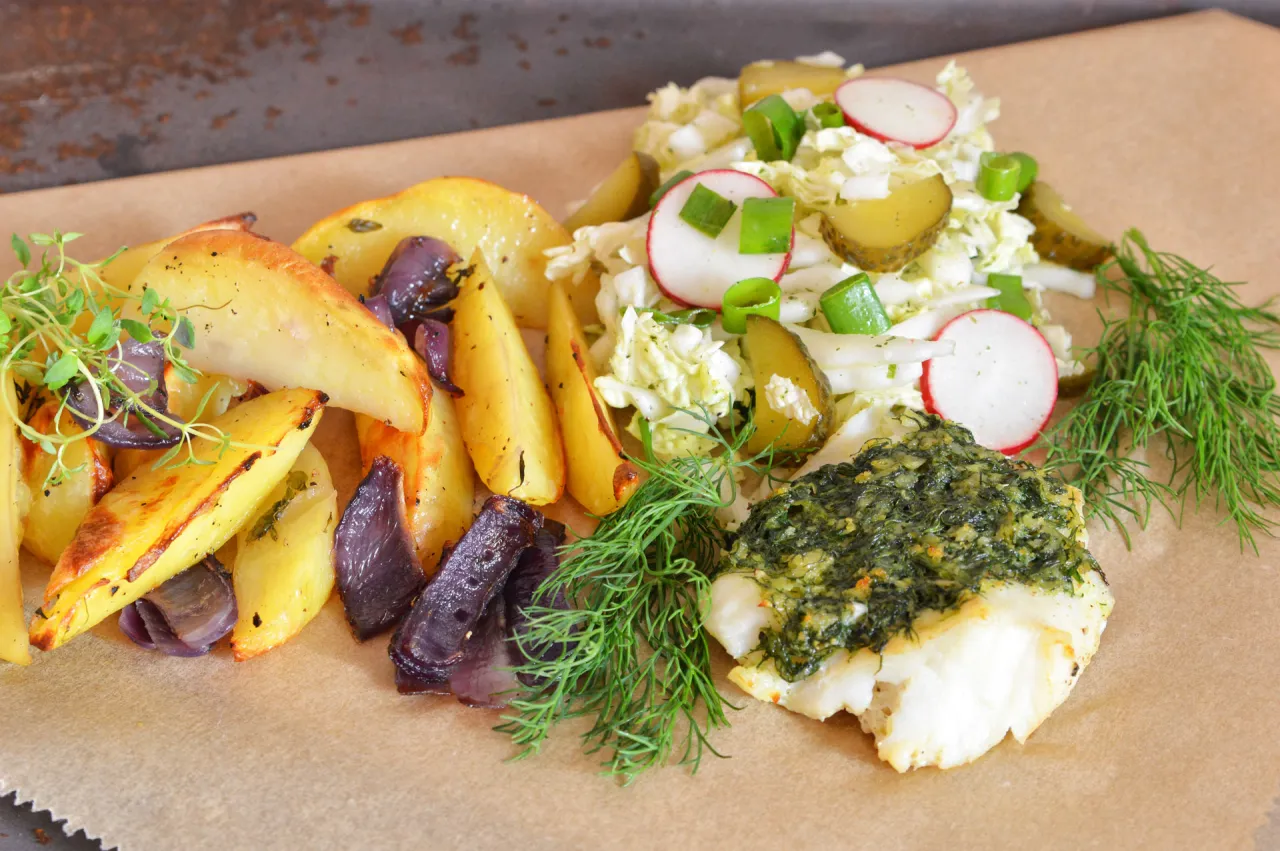 Talerz z rybą i r&oacute;żnymi dodatkami