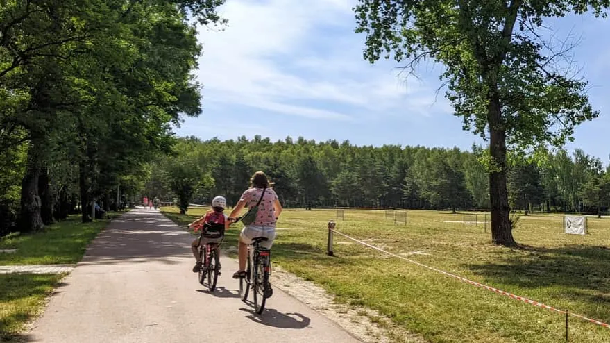Rodzinna wycieczka rowerowa po płaskiej trasie