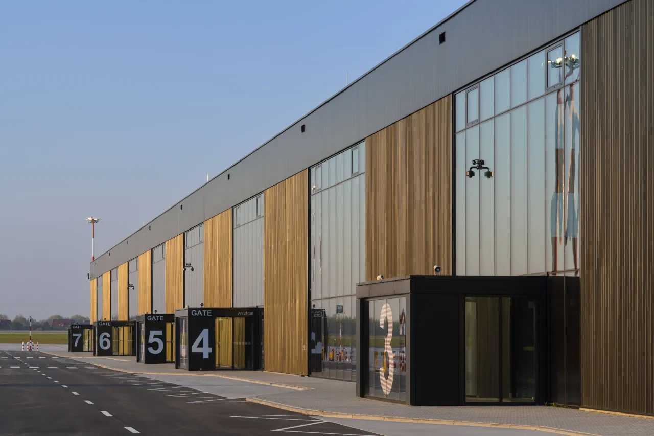 Nowoczesny terminal lotniska w Radomiu, z bramkami 3, 4, 5, 6 i 7, wygląda na gotowy do przyjęcia pasażer&oacute;w. Czy lotnisko w Radomiu jest czynne?