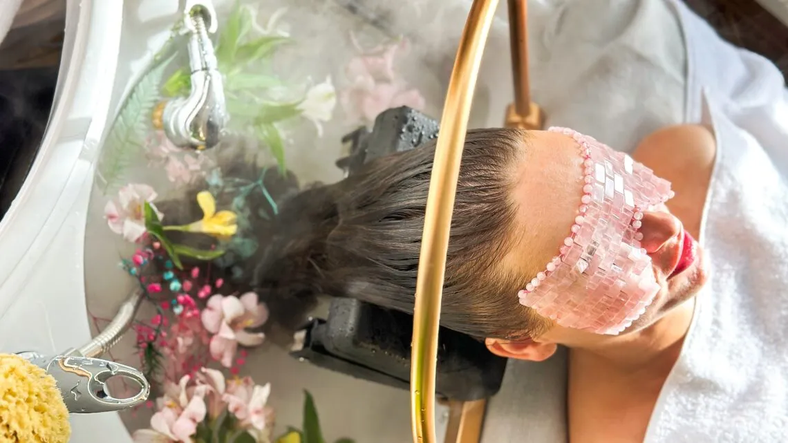 kobieta relaksująca się podczas zabiegu head spa