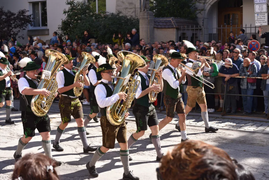Oktoberfest ludzie tradycyjne stroje