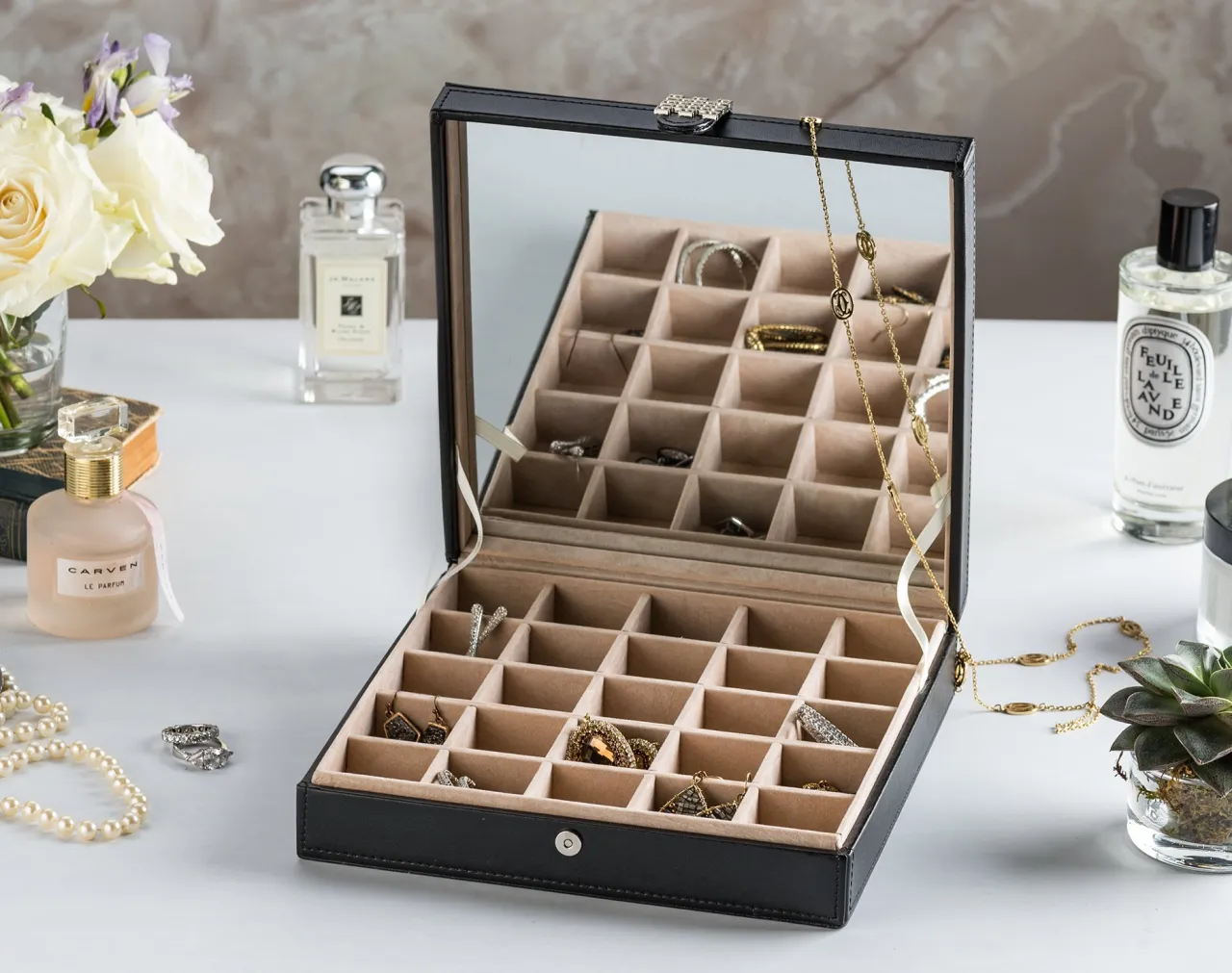 r&oacute;żne typy organizer&oacute;w na kolczyki