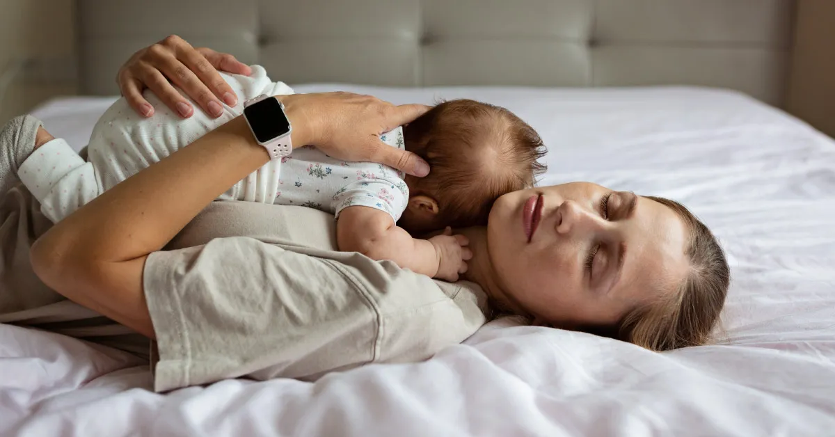 zmęczony rodzic z niemowlakiem na rękach