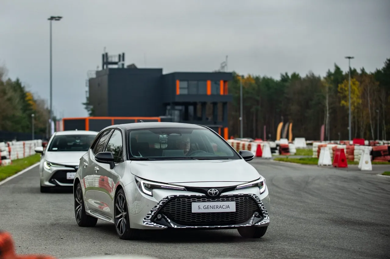 Srebrna Toyota Corolla 5. generacji na torze wyścigowym. Zobacz, jak działa hybryda Toyoty w praktyce, podczas dynamicznej jazdy.