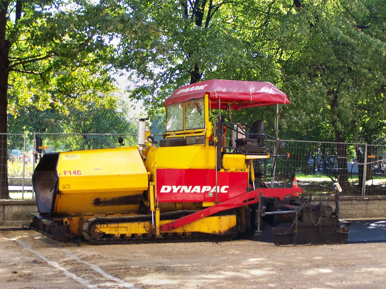 maszyny do układania asfaltu, rozściełacz, walec drogowy