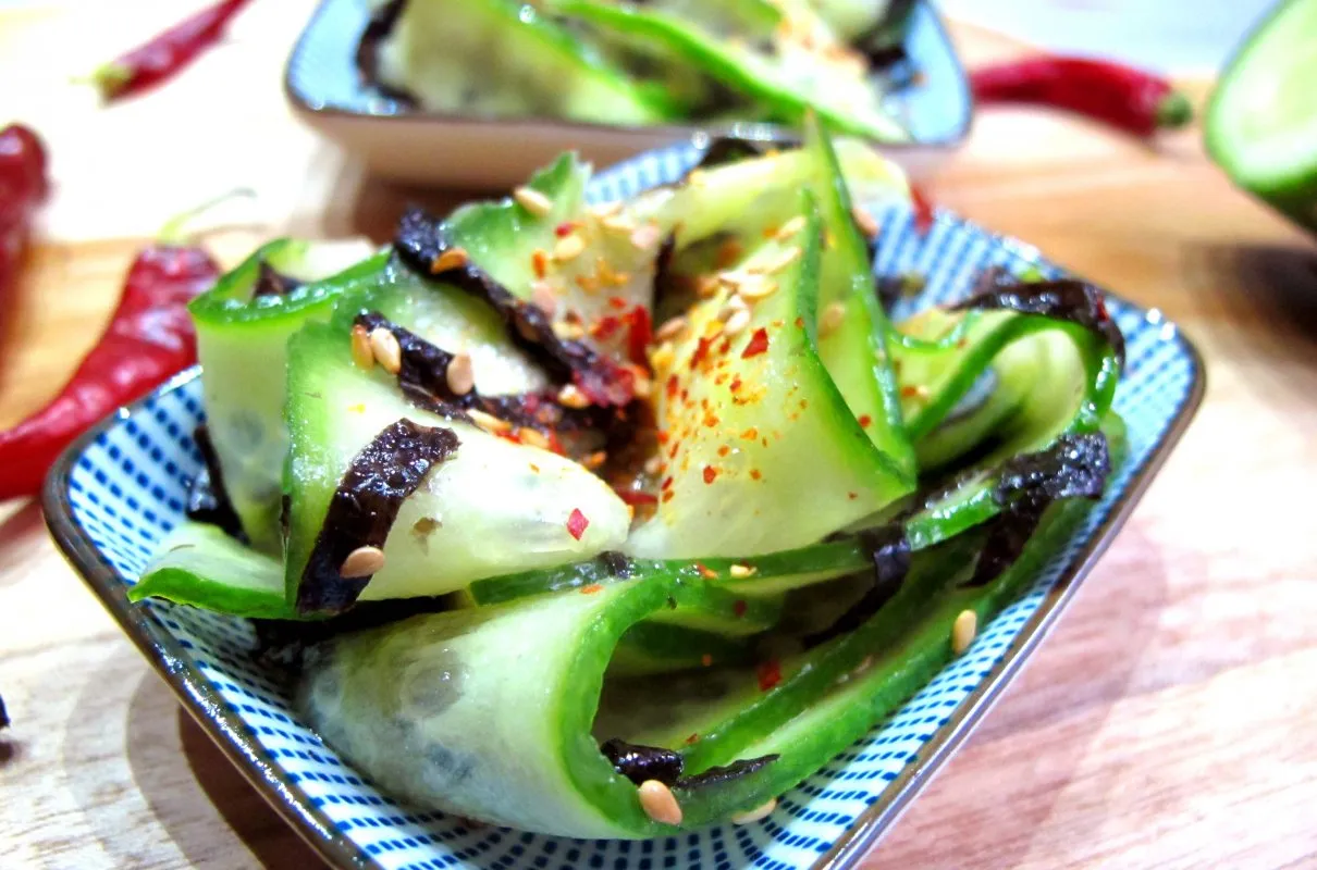 Pikantne og&oacute;rki po japońsku, zwinięte w ruloniki z nori, posypane sezamem i płatkami chili.