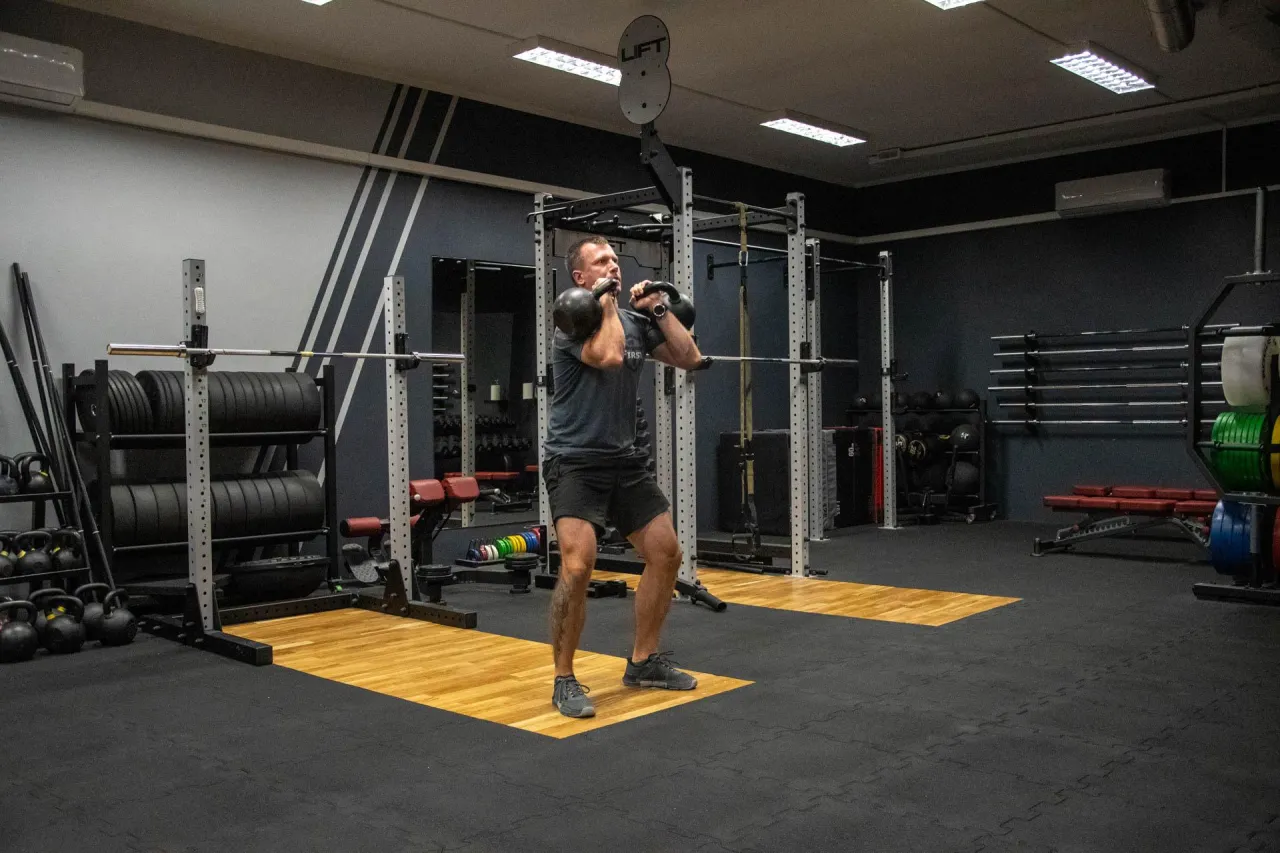 Ćwiczenia CrossFit ze sztangą i kettlebell