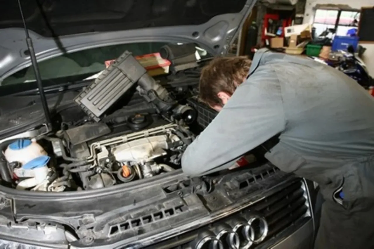 Samoch&oacute;d z otwartą maską, mechanik sprawdzający silnik lub widoczne drgania silnika