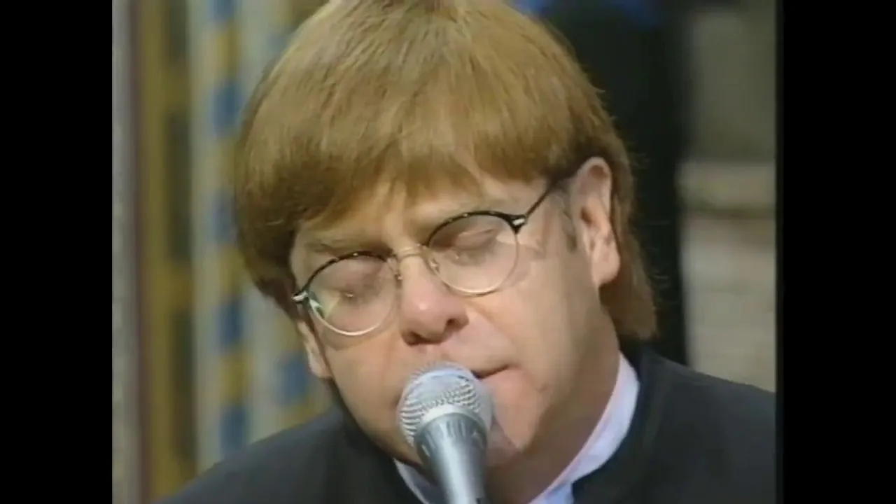 Elton John śpiewający na pogrzebie Diany
