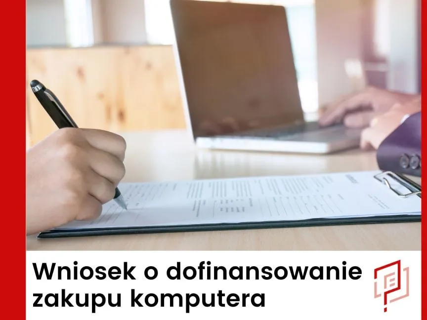 Osoba wypełniająca wniosek o dotację z laptopem i dokumentami