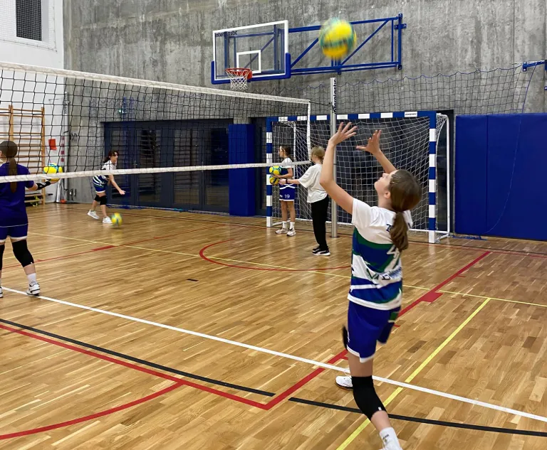 dzieci grające w siatkówkę trening