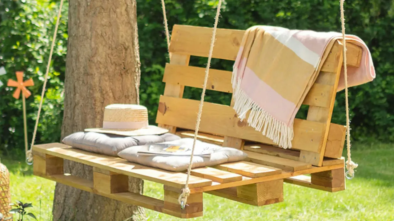 huśtawka ogrodowa z palet