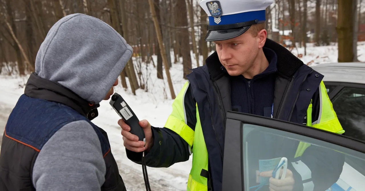 Policjant w kamizelce odblaskowej prosi kierowcę o dmuchnięcie w alkomat. Czy można odm&oacute;wić badania alkomatem?