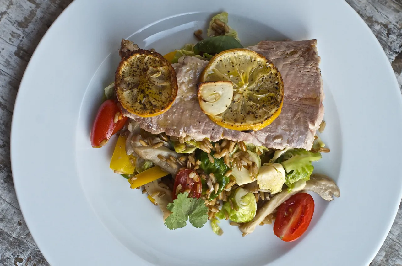 Filet z suma afrykańskiego na talerzu