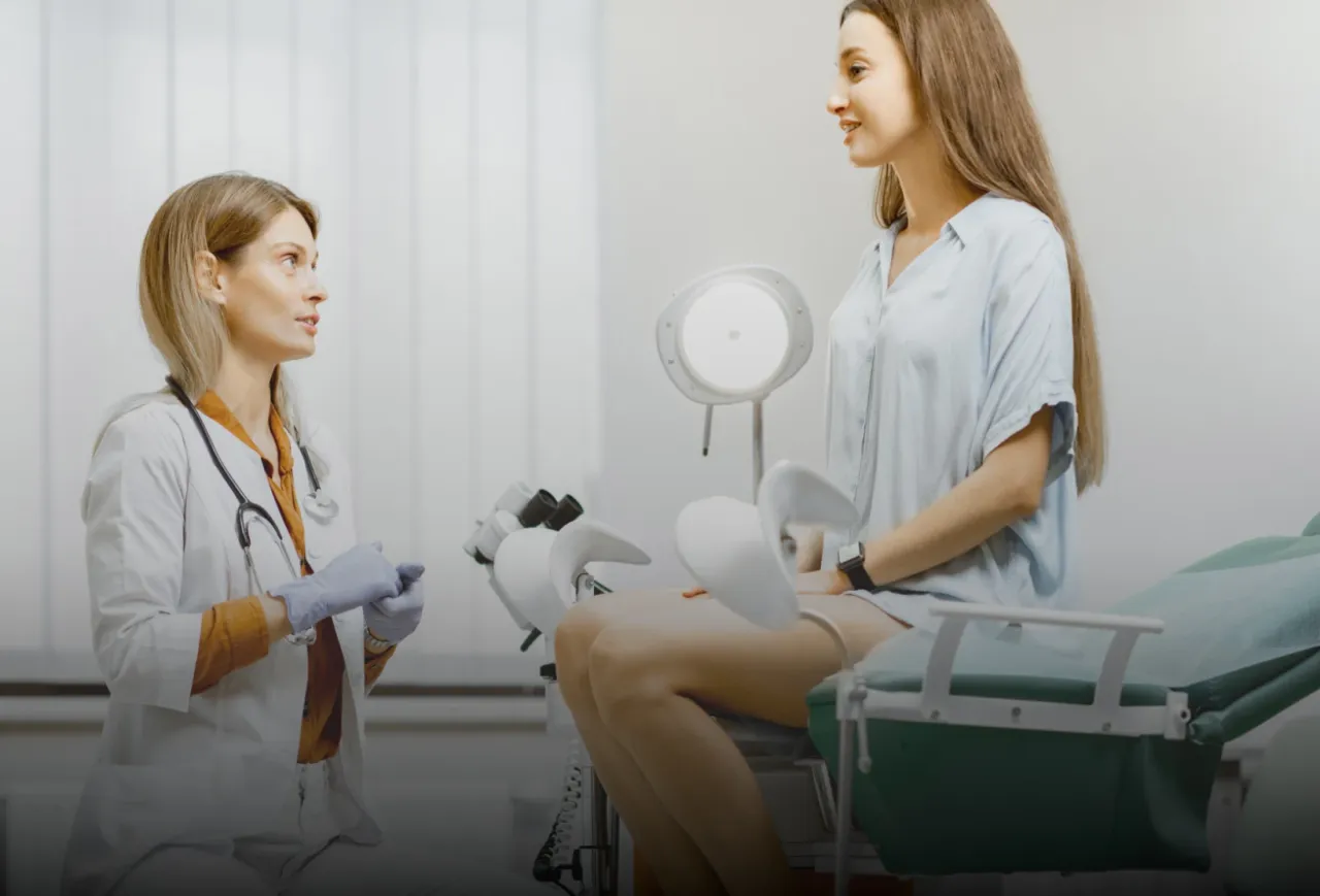 Lekarka w gabinecie rozmawia z pacjentką. Czy do ginekologa musi być skierowanie? Dowiedz się więcej.