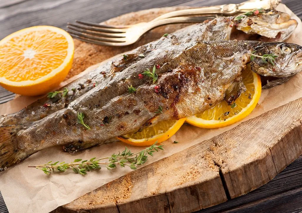 Świeży pstrąg z Jeziora Dobczyckiego danie