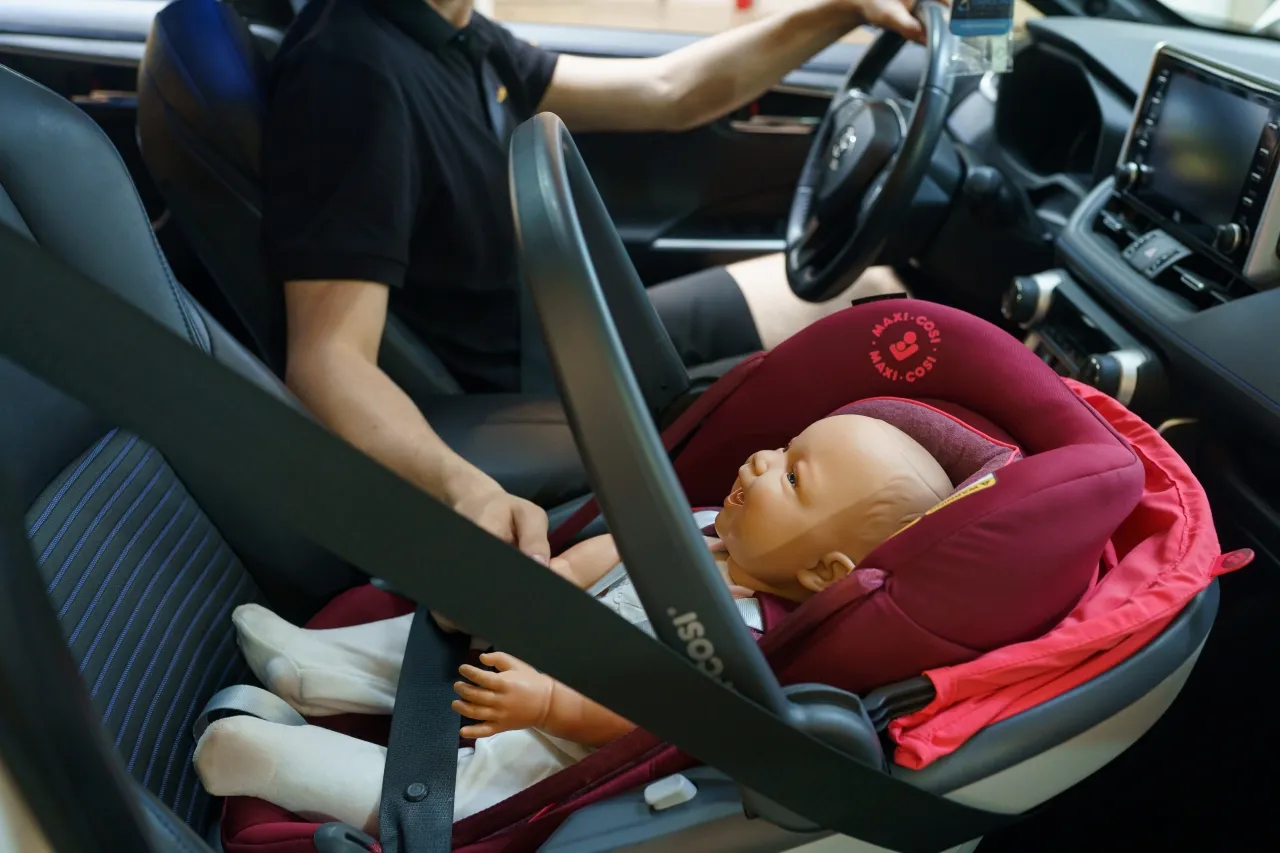 bezpieczne miejsce montażu fotelika samochodowego z dzieckiem