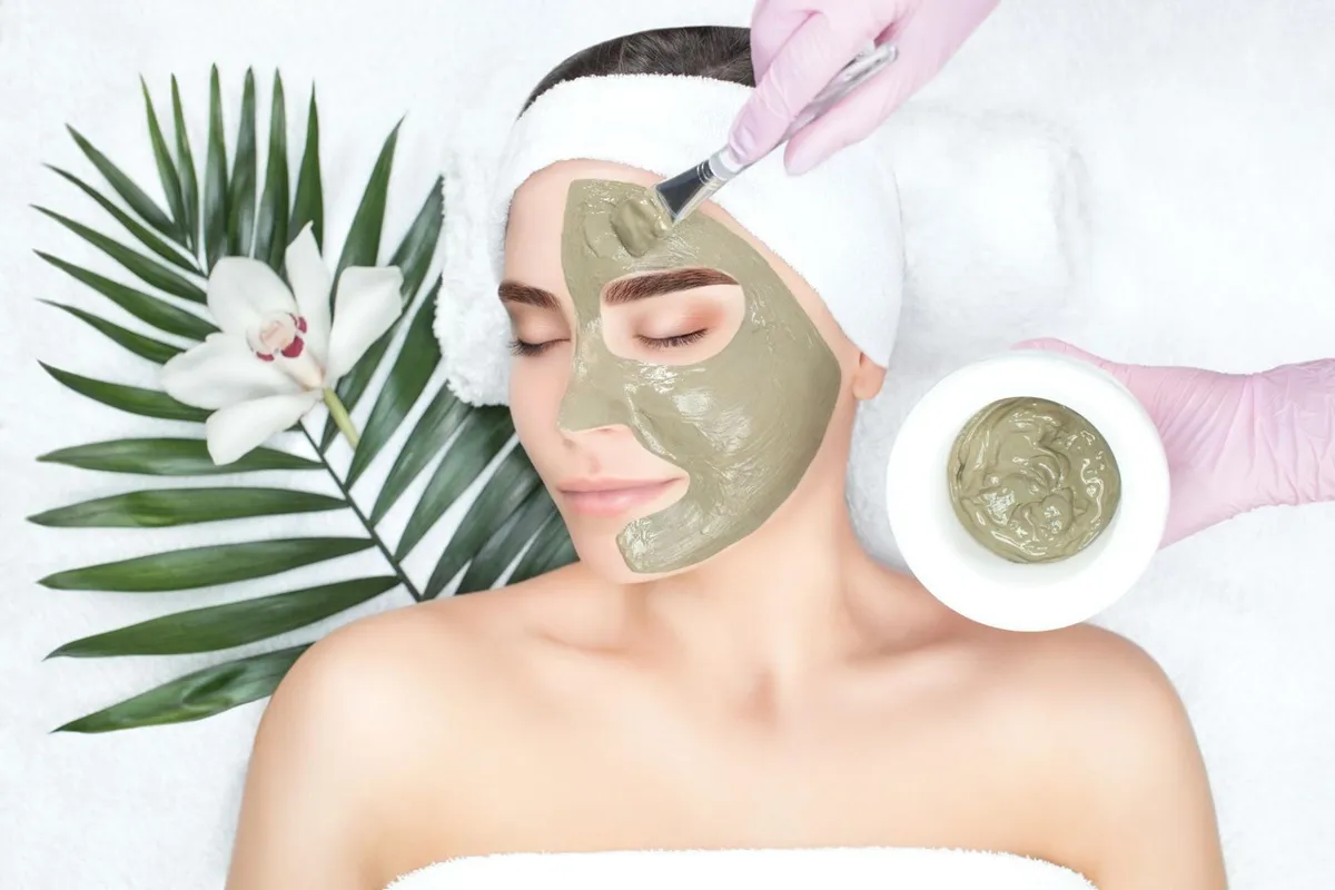 R&oacute;żne rodzaje glinek kosmetycznych w miseczkach