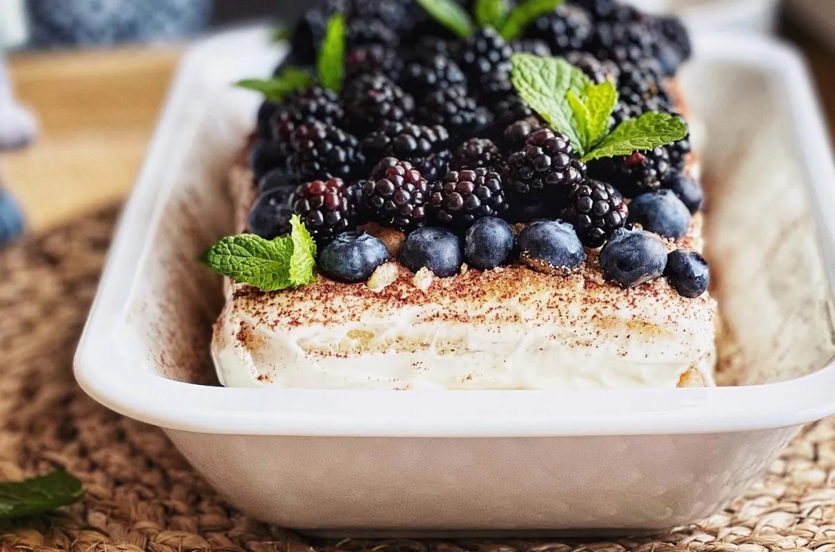Deser z owocami leśnymi i kremem. Czy mascarpone jest fit? Zależy od dodatków, ale ten wygląda pysznie!