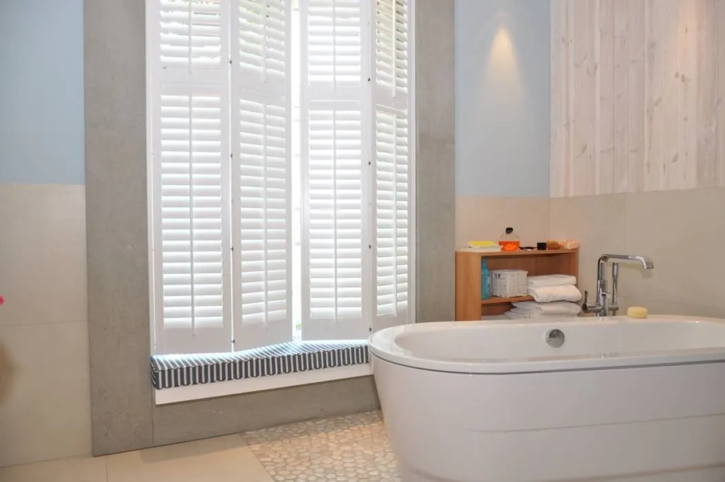 shuttersy w łazience inspiracje