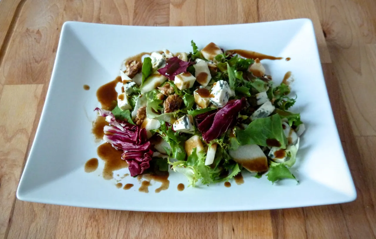 sałatka ser pleśniowy gruszka orzechy gotowa