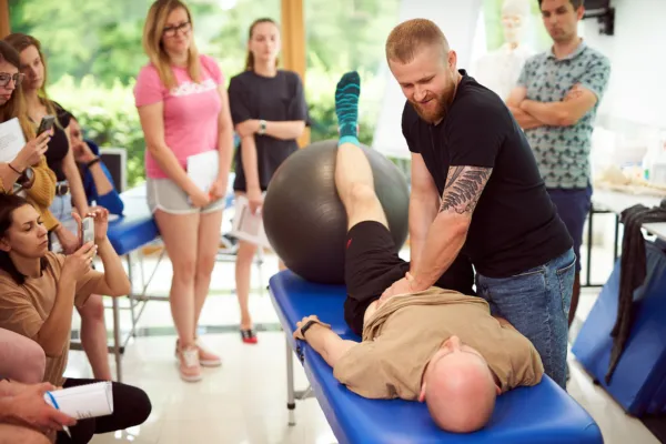 fizjoterapeuta w trakcie szkolenia