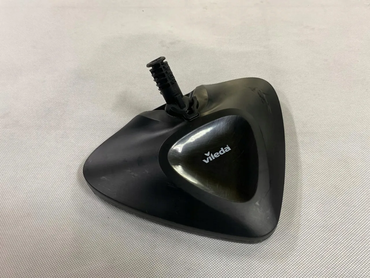 trójkątna stopa mopa parowego Vileda Steam Plus w narożniku