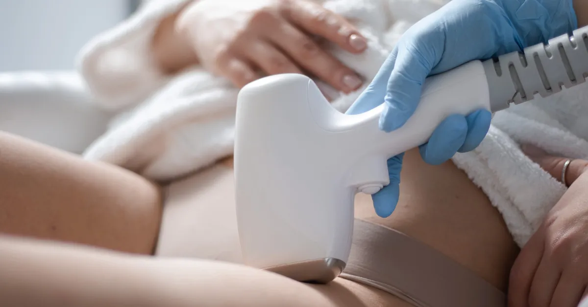 Kobieta po depilacji laserowej, pielęgnacja sk&oacute;ry