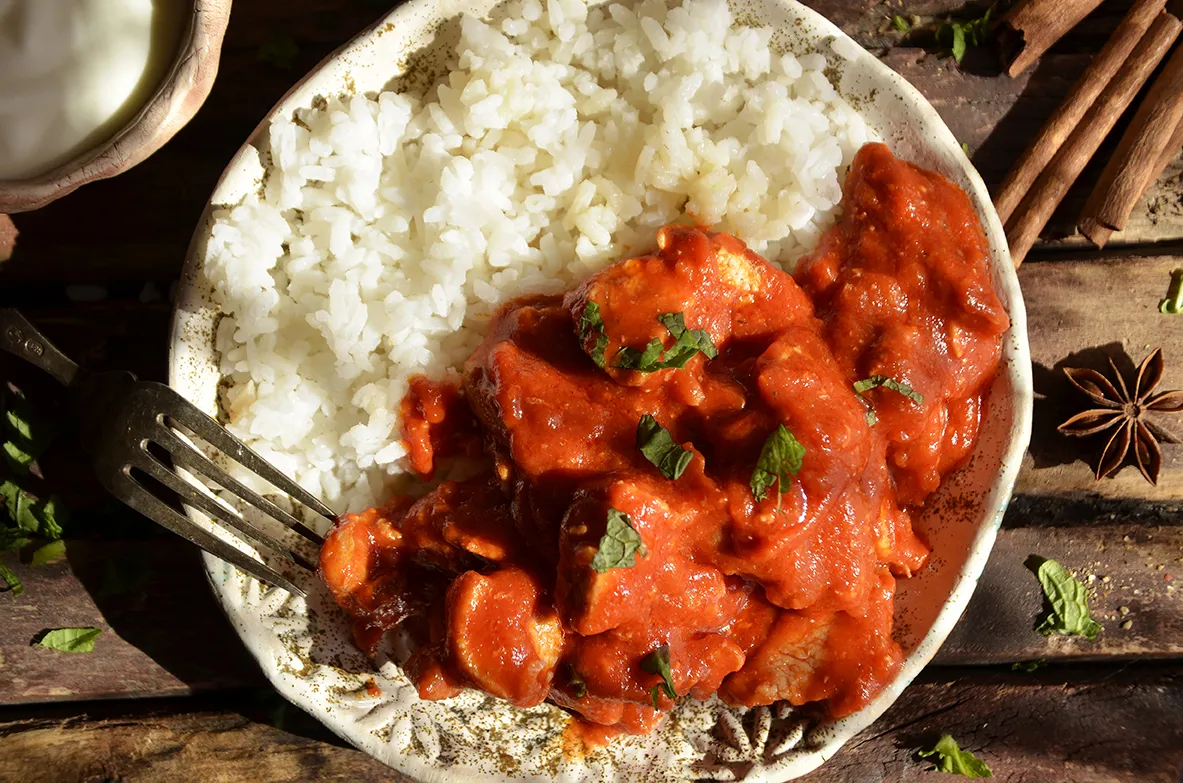 Kurczak tikka masala na talerzu