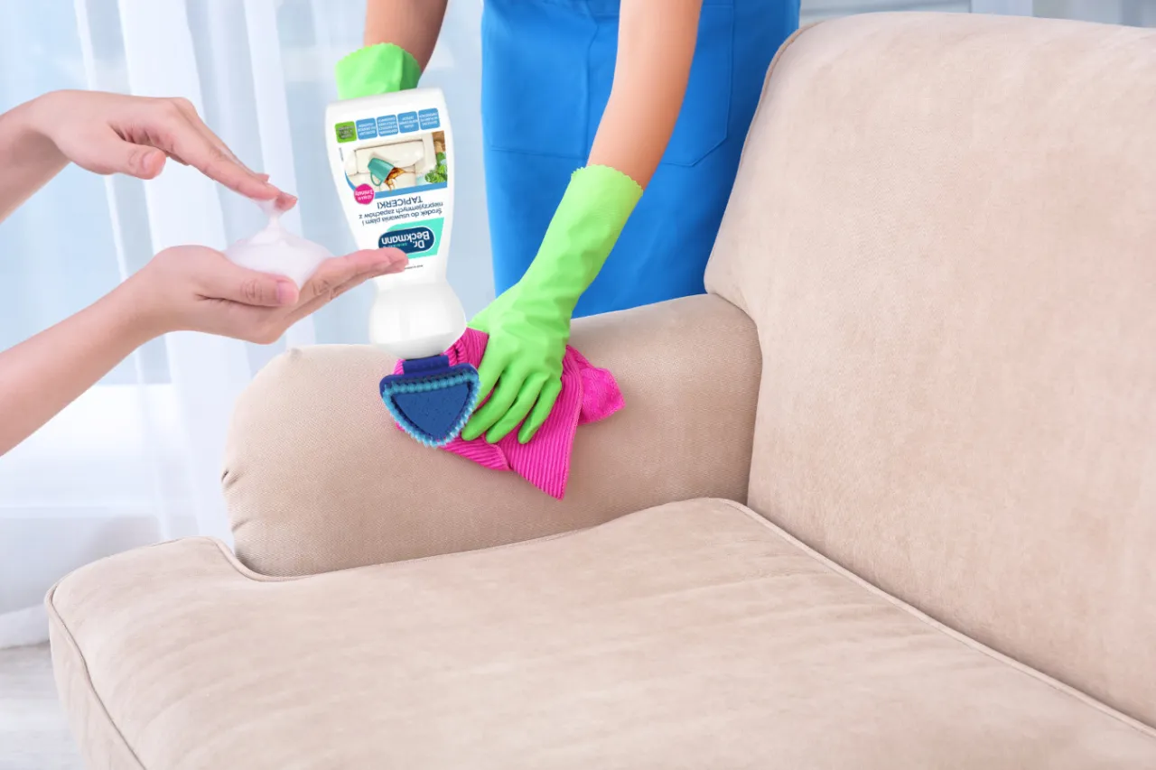 skuteczne odplamiacze do tapicerki kanapy
