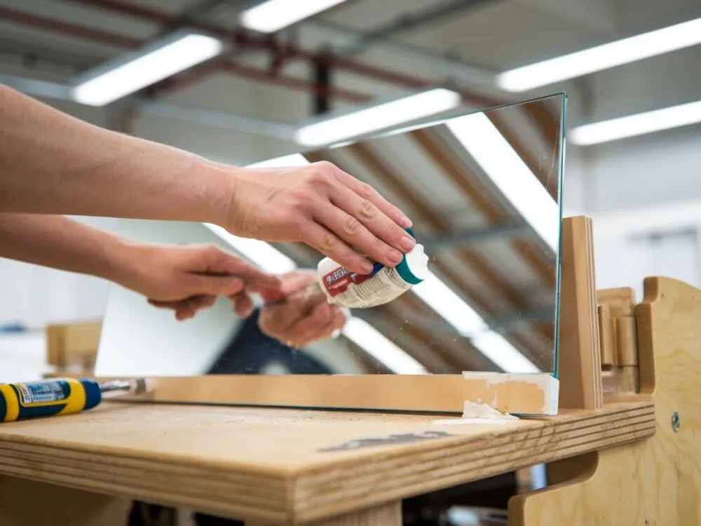 aplikacja kleju do luster