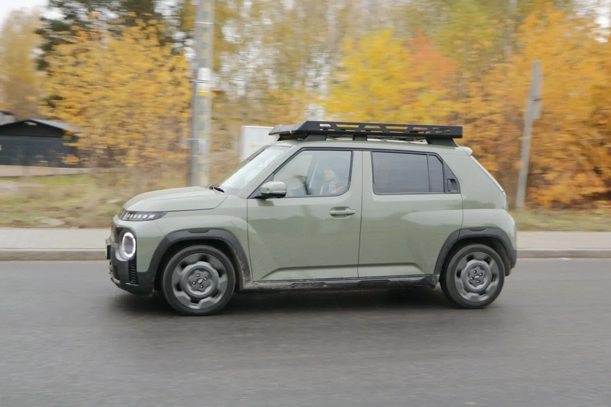 samoch&oacute;d z bagażnikiem dachowym, opony niskie ciśnienie