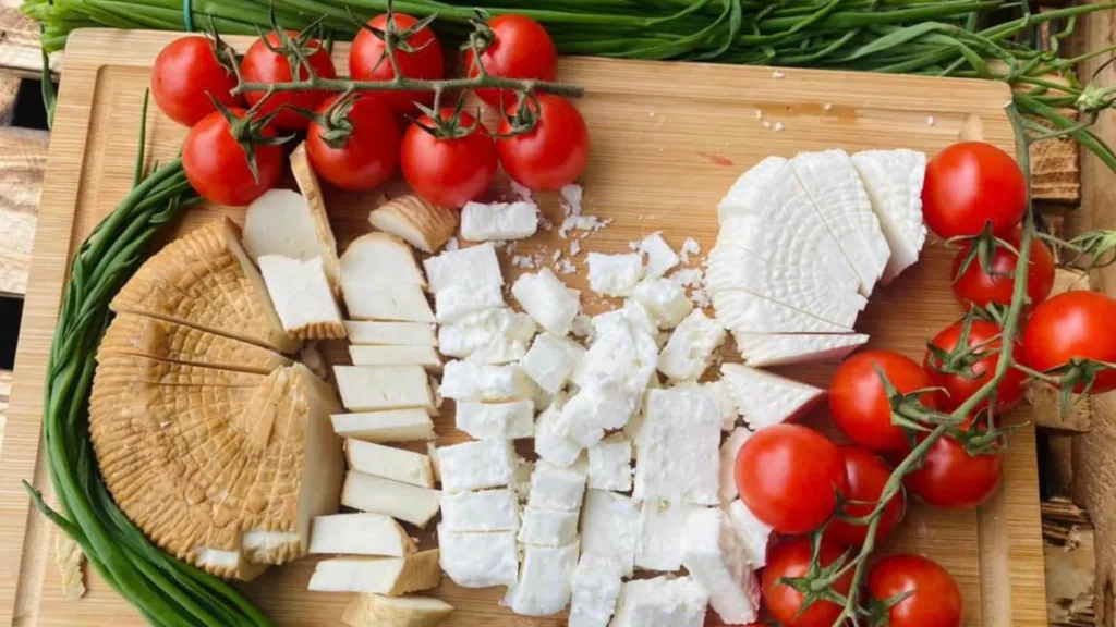 Różne rodzaje koziego sera do sałatki