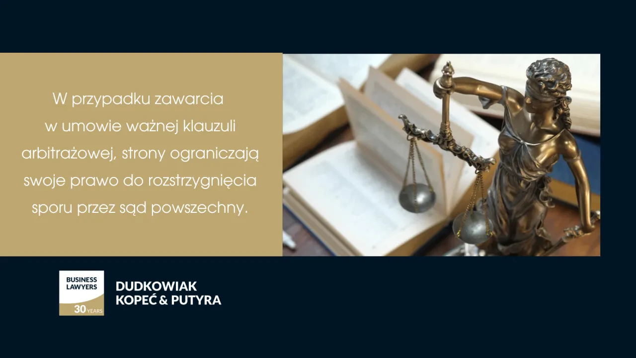 Osoba czytająca dokumenty sądowe z zamyśloną miną