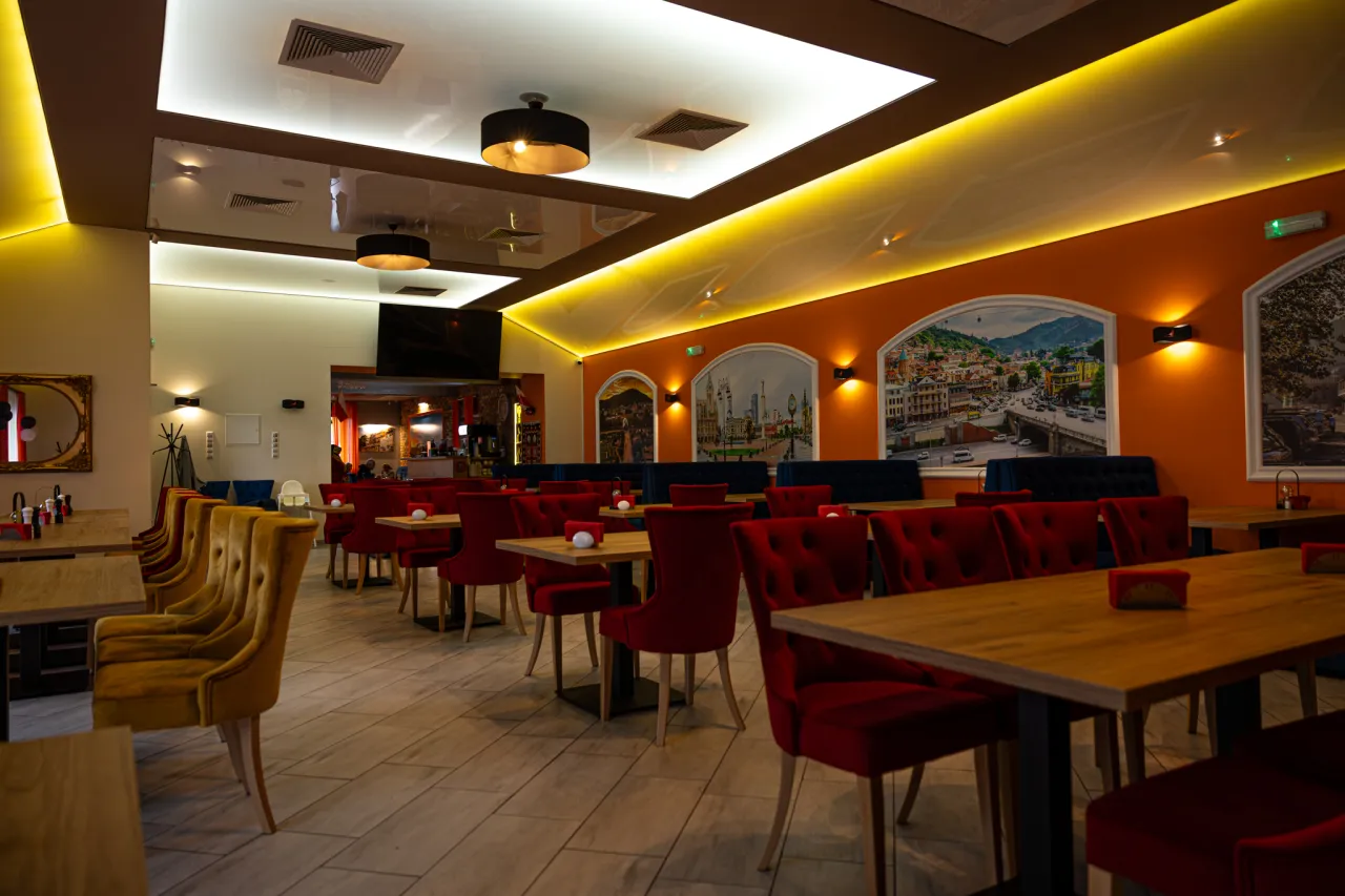 Wnętrze tradycyjnej gruzińskiej restauracji Tbilisi