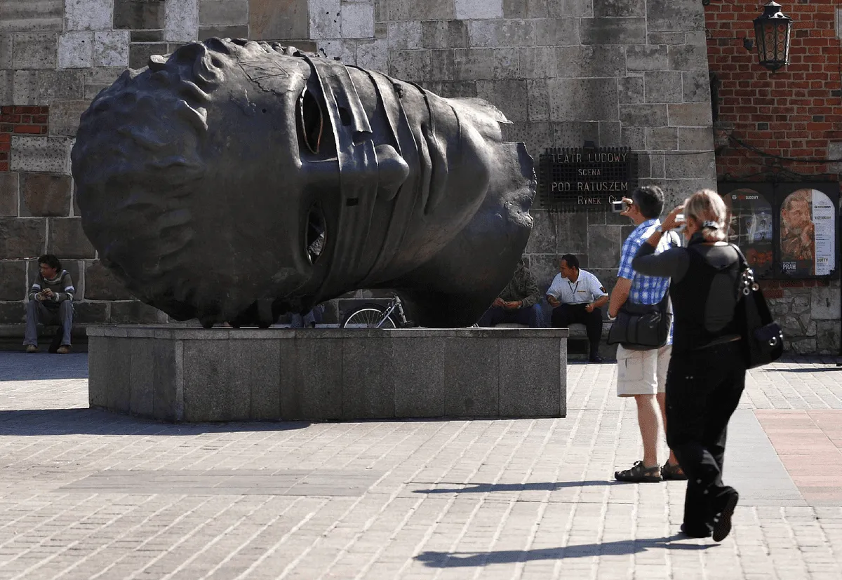 Igor Mitoraj rzeźba fragment twarzy