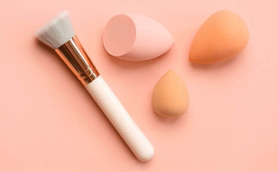 narzędzia do aplikacji podkładu pędzel gąbka palce