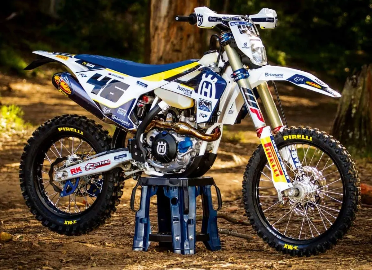 Wyścigowy motocykl Husqvarna z numerem 46, gotowy do akcji.