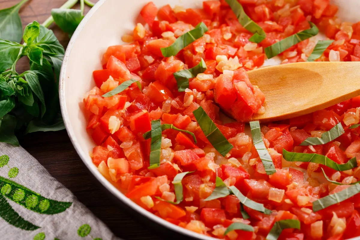 krojenie pomidora w plastry kostkę cząstki