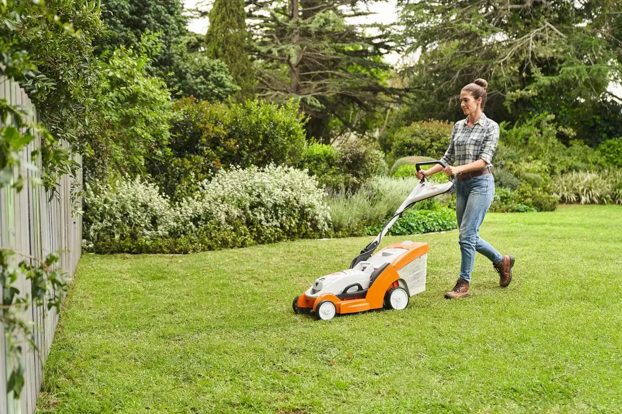 zagrożenia koszenia mokrej trawy kosiarką elektryczną