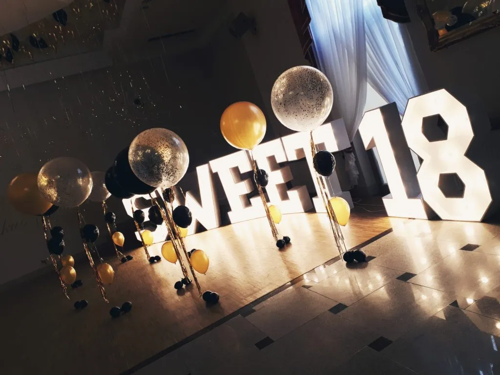 r&oacute;żne rodzaje balon&oacute;w z helem