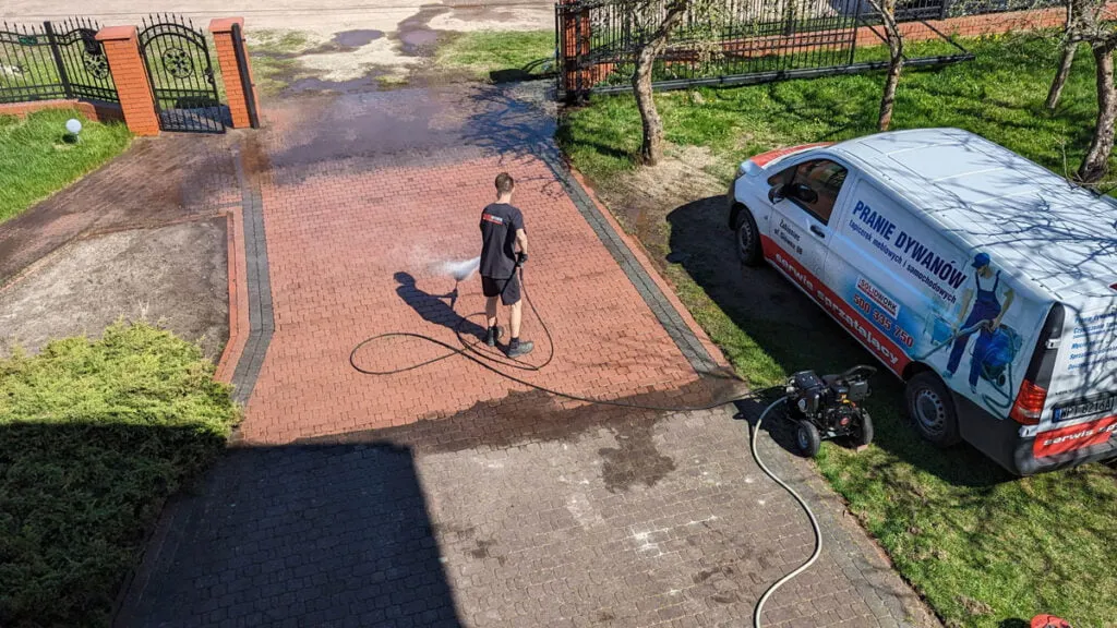 mycie ciśnieniowe podjazdu przed renowacją