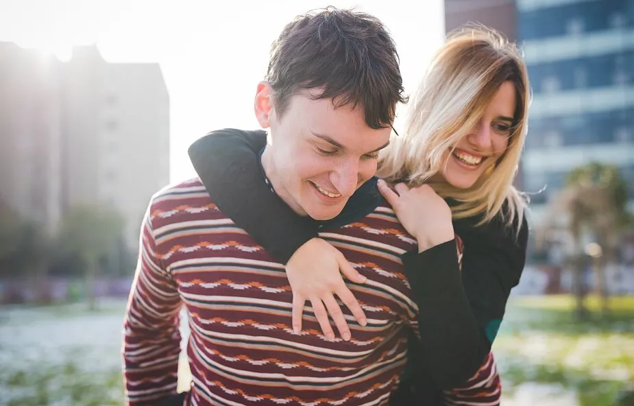 mężczyzna pomaga kobiecie budowanie więzi